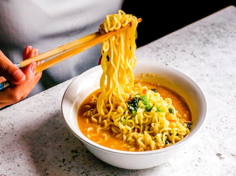 ইনস্ট্যান্ট নুডলস: এটি সিংহভাগ মানুষের বাড়িতে ব্যবহার হয়। কিন্তু গবেষণা বলছে এই নুডল-এ ব্যবহার করা হয় প্রক্রিয়াজাত রাসায়নিক যা স্বাস্থ্যের পক্ষে ক্ষতিকর। 