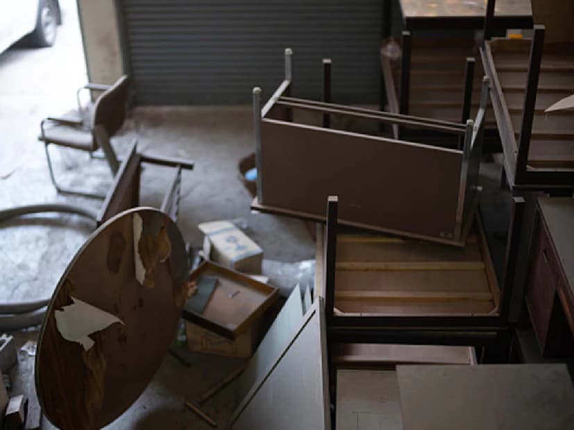 অনেকেই ঘরের কোণেও ভাঙা এবং পুরনো জিনিসপত্র রেখে দেন। এটি বন্ধ করুন। এতে মানসিক অস্থিরতা তৈরি হয় এবং ঘরে পজিটিভ শক্তি প্রবেশ করতে পারে না। 