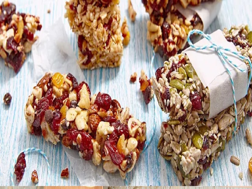 স্ন্যাক বার: দ্রুত এনার্জি পেতে অনেকেই স্ন্যাক বার খান। বিশেষ করে এই প্রজন্ম। কিন্তু স্ন্যাক বারে থাকে কৃত্রিম ফাইবার, নানা রকমের বীজের তেল যা গাট হেলথ-এ ক্ষতিকর প্রভাব ফেলে। 