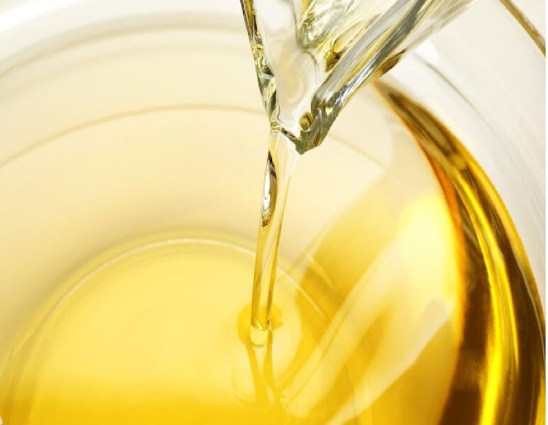 রিফাইনড তেল: স্বাস্থ্যের কথা ভেবে অনেকেই রিফাইন্ড অয়েল খান। কিন্তু গবেষণায় দেখা গিয়েছে, এতে ওমেগা সিক্স এস থাকে উচ্চমাত্রায়। কিন্তু জারণের ফলে এর পুষ্টিগুণ নষ্ট হয়ে যায় এবং তা তখন প্রদাহের কারণ হয়ে দাঁড়ায়। 