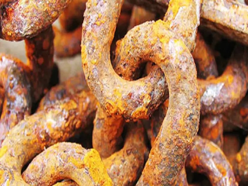 বাড়িতে মরচে পড়া জিনিসপত্র রাখলে শনিদেব রেগে যান, জীবনে নেমে আসে ঘোর আর্থিক অনটন।  ভাঙা ঘড়ি, মরচে পড়া লোহা বা ভাঙা বাসনপত্র ছাদের কোথাওই রাখা উচিত নয়। এটি করলে বাস্তু দোষের ঝুঁকি থাকে।