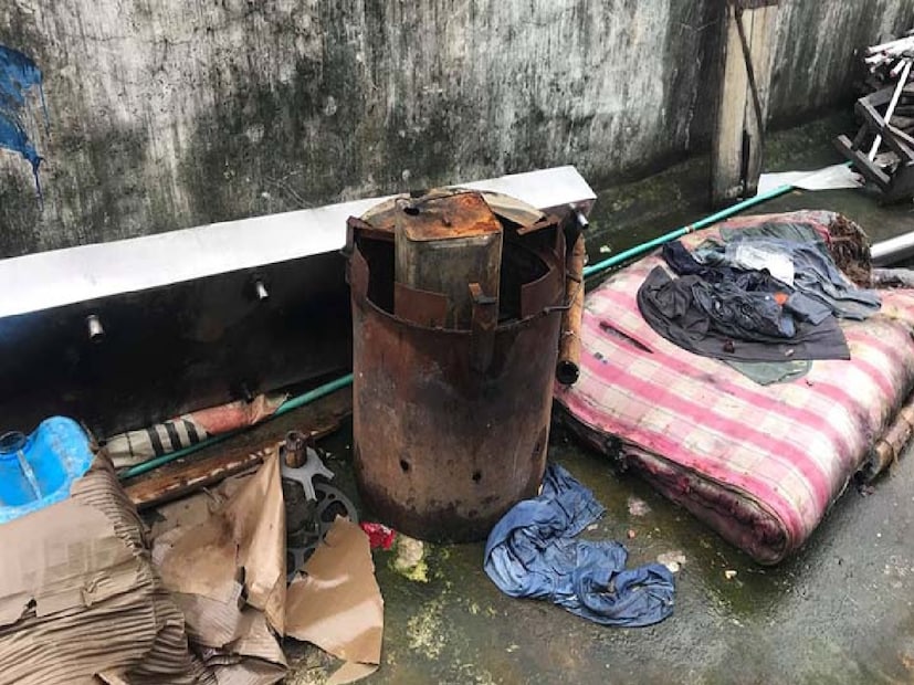 বাড়ির ছাদ সম্পর্কিত বেশ কয়েকটি বাস্তু নিয়ম রয়েছে, যা অনুসরণ করলে জীবনে পজিটিভ পরিবর্তন আসতে পারে। পেতে পারেন ভাল খবর, জীবন উন্নতির দিকে এগোতে থাকে, সঙ্গে আসতে থাকবে বিপুল টাকা! অযোধ্যার জ্যোতিষী পণ্ডিত কল্কি রাম জানান, অনেক লোকেই ছাদের এক কোণে ভাঙাচোরা ইলেকট্রনিক জিনিসপত্র রেখে দেন। বাস্তুশাস্ত্র অনুসারে, ছাদের কোণে ভাঙাচোরা জিনিসপত্র রাখলে বাড়িতে ঘোর আর্থিক অনটন নেমে আসে।