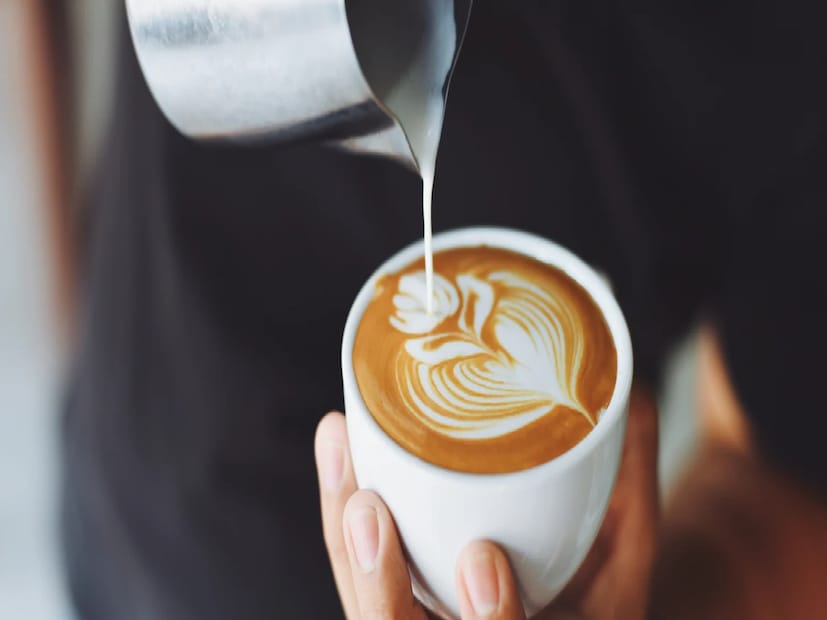 দুধ কফি: কফি খেলে ভাল, কিন্তু ব্ল্যাক কফি। দুধ কফি নয়। দুধে থাকা ল্যাক্টোজ পেট ফাঁপার মতো সমস্যা সৃষ্টি করে। 