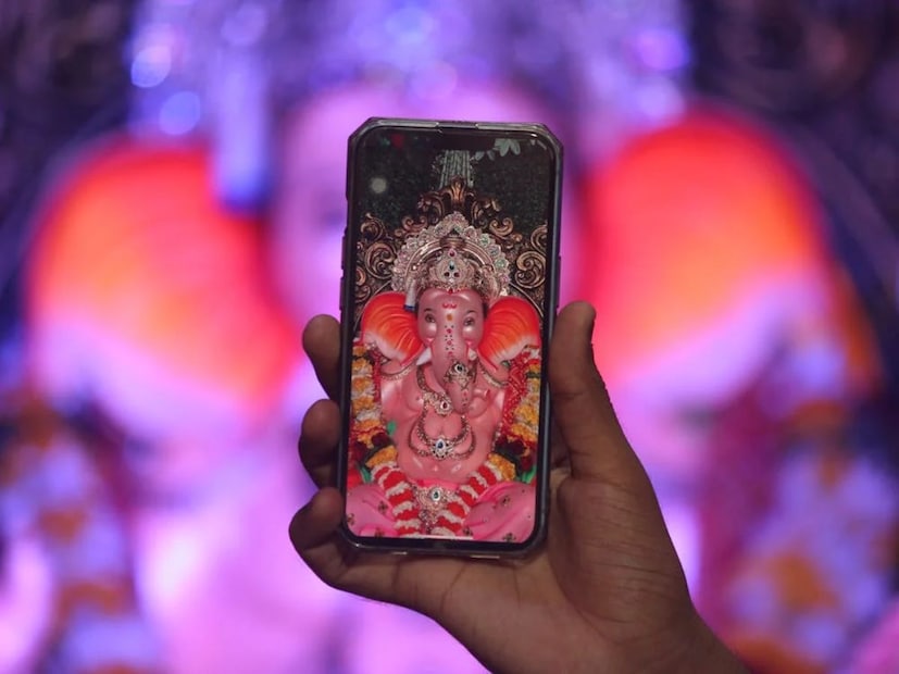 বিশেষত ফোনের স্ক্রিনে অনেকেই ভগবানের ছবি রাখেন। অনেকে ধর্মীয় স্থান যেমন মন্দির, মসজিদের ছবিও রেখে দেন। ফোনের ওয়ালপেপারে ঠাকুর দেবতার ছবি বা ধর্মীয় স্থানের ছবি রাখা কি আদৌ ভাল? এর কী প্রভাব পড়ে জীবনে? 