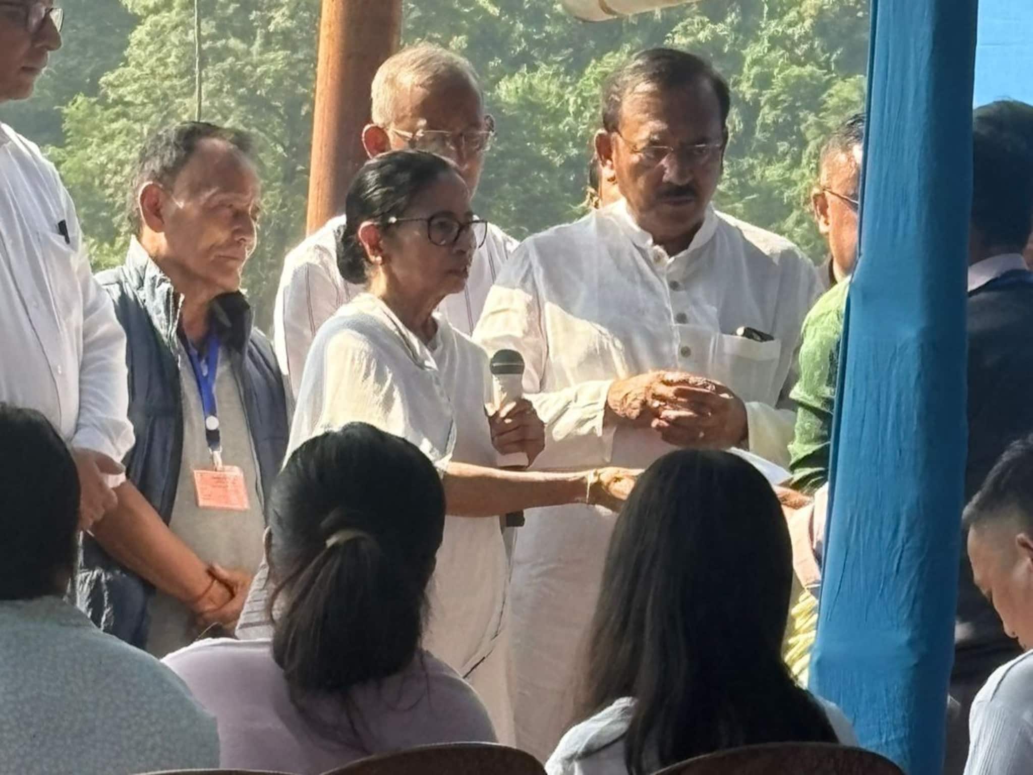 Mamata Banerjee: মিরিকের অবস্থা দেখে স্তম্ভিত মমতা! পাহাড়কে ভাল রাখতে একাধিক বড় ঘোষণা! প্রাণ রক্ষাই প্রথম কাজ