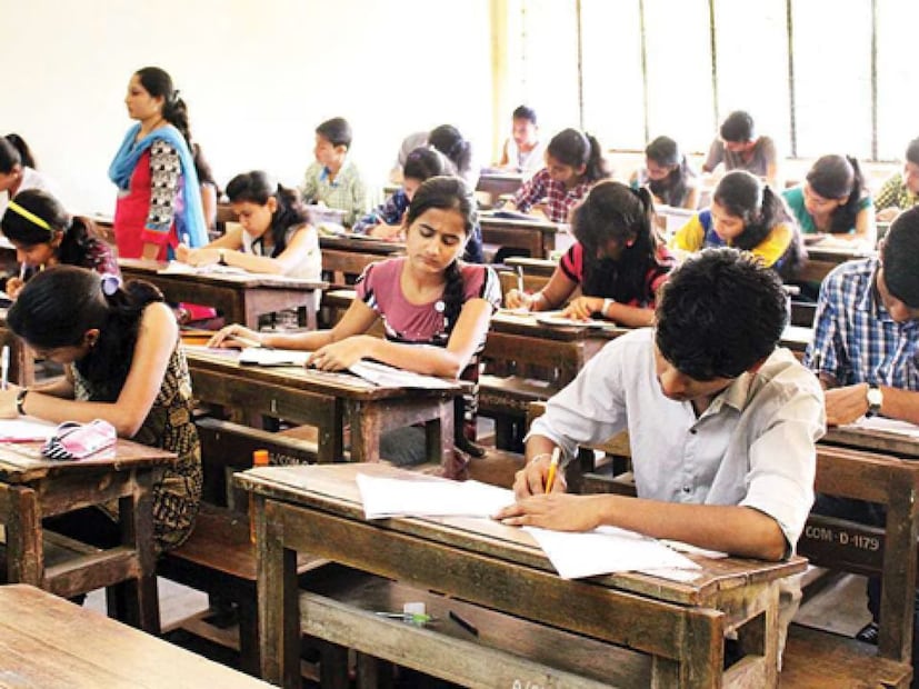 লেটারাল এন্ট্রিতে নির্বাচন প্রক্রিয়াশর্টলিস্টিং: প্রার্থীর বিস্তারিত আবেদন, পেশাদারী অর্জন এবং নির্দিষ্ট অভিজ্ঞতার ভিত্তিতে তাদের শর্টলিস্ট করা হয়।
সাক্ষাৎকার বা ইন্টারভিউ: চূড়ান্ত নির্বাচন সম্পূর্ণভাবে UPSC এর উচ্চ-স্তরের সাক্ষাৎকারে প্রার্থীর পারফরম্যান্সের উপর ভিত্তি করে হয়।
সংরক্ষণ: এই পরিকল্পনা প্রায়ই বিতর্কের কেন্দ্রে থাকে। এই পদগুলি প্রায়ই ‘একক পদ’ ক্যাডার হিসাবে গণ্য হয়। এই কারণে এই পদগুলিতে প্রচলিত সিভিল সার্ভিস সংরক্ষণ নীতিগুলি (SC/ST/OBC/EWS) প্রযোজ্য হয় না। এই নিয়ে রাজনৈতিক এবং সামাজিক স্তরে বিরোধ দেখা গিয়েছে। 