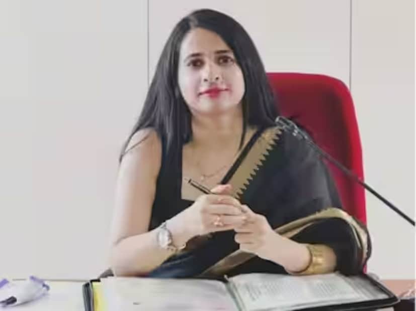 এই কারণেই তিনি ১১তম শ্রেণিতে ফিজিক্স বিষয়টিতে ফেল করেছিলেন। মিডিয়া রিপোর্ট অনুযায়ী, প্রিয়ল যাদব পরে ইঞ্জিনিয়ারিং পড়াশোনা সম্পন্ন করেছিলেন। তবে সেই ব&#x200d;্যর্থতাকে বুড়ো আঙুল দেখিয়ে দিব&#x200d;্যি এগিয়ে যান।