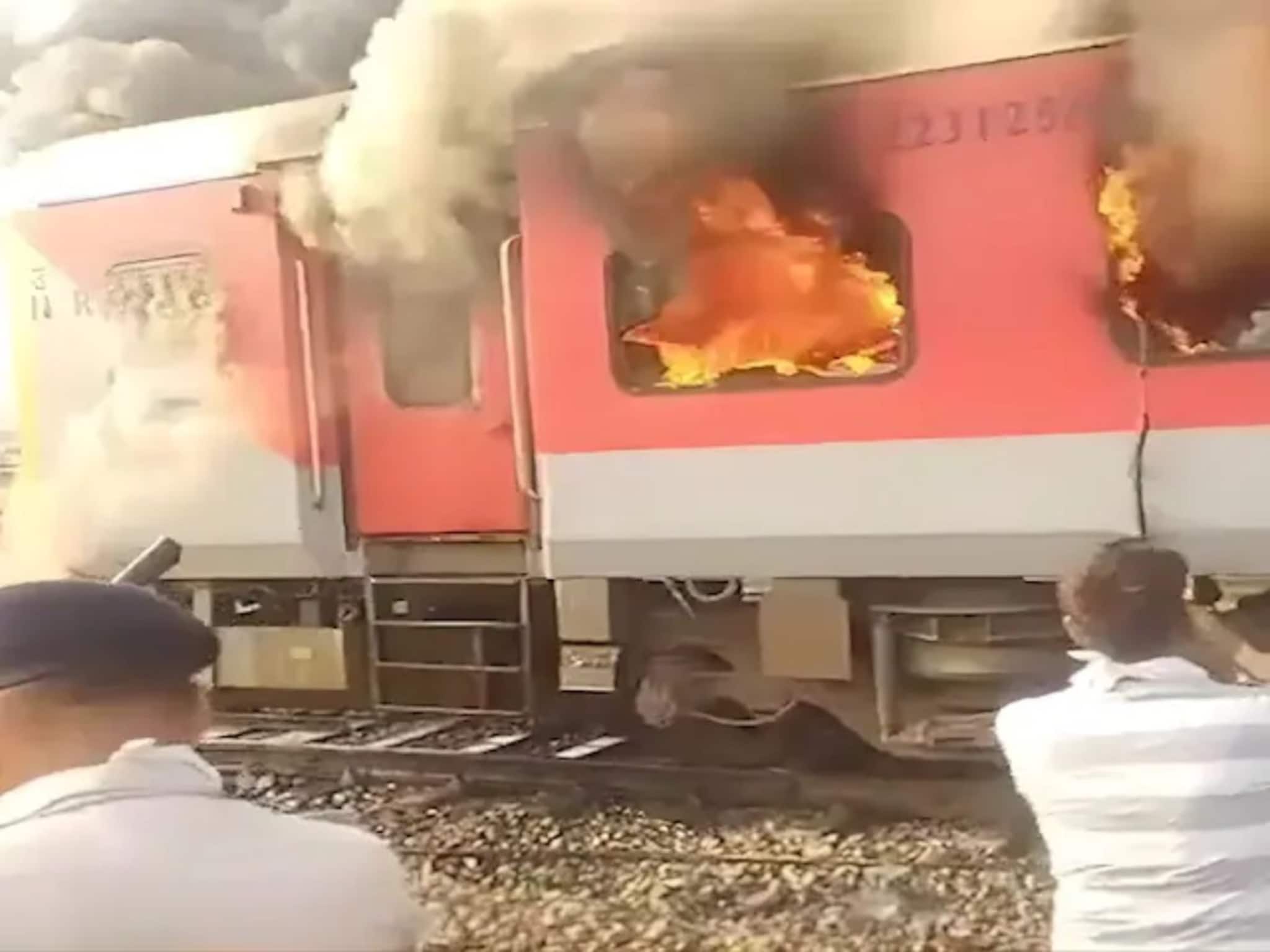 Train Fire: ধনতেরাসের সকালেই ট্রেনে ভয়াবহ আগুন! দাউ দাউ করে জ্বলে উঠল কামরা, দিল্লি যাওয়ার পথে গরিব রথ ট্রেনে মারাত্মক কাণ্ড