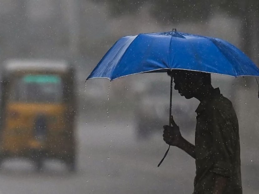 রবিবার উপরের ছয় জেলায় ভারী বৃষ্টি চলবে। দার্জিলিং কালিম্পং আলিপুরদুয়ার কোচবিহার উত্তর দিনাজপুর এবং জলপাইগুড়ি জেলাতে ভারী বৃষ্টির আশঙ্কা। তবে বৃষ্টির পরিমাণ ও ব্যাপকতা কিছুটা কমবে। সোমবার বজ্রবিদ্যুৎ-সহ বৃষ্টির সম্ভাবনা দার্জিলিং-সহ উপরের পাঁচ জেলায়। ভারী বৃষ্টি হতে পারে শুধুমাত্র দার্জিলিং এবং জলপাইগুড়ি জেলাতে।