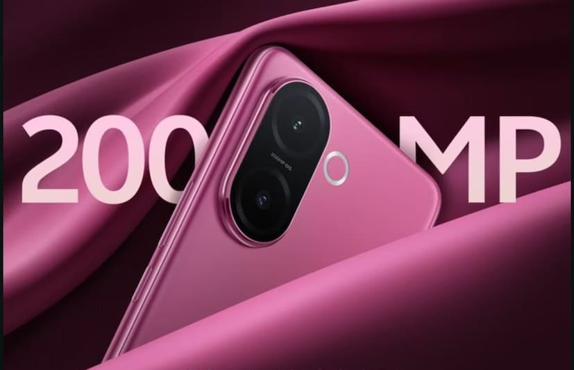 Vivo 60e-এর সবচেয়ে বড় আকর্ষণ হল এর ২০০-মেগাপিক্সেল OIS রিয়ার ক্যামেরা, যা অত্যন্ত বিস্তারিত এবং তীক্ষ্ণ ছবি তোলে। এতে একটি ৮-মেগাপিক্সেল আল্ট্রা-ওয়াইড ক্যামেরাও রয়েছে। সামনে, একটি ৫০-মেগাপিক্সেল AF ওয়াইড-অ্যাঙ্গেল সেলফি ক্যামেরা রয়েছে, যা ৯২-ডিগ্রি ফিল্ড অফ ভিউ সহ একটি অত্যাশ্চর্য সেলফি অভিজ্ঞতা প্রদান করে। 