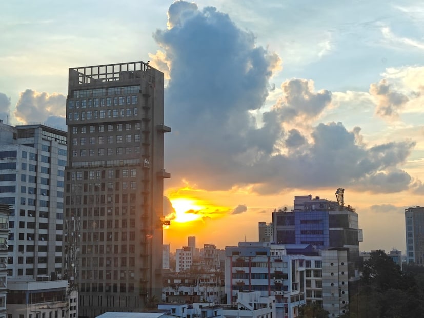 হাওয়া বদল বাংলায়। বর্ষা বিদায়ের পর ক্রমশ শুষ্ক আবহাওয়া এরাজ্যে। চলতি সপ্তাহে বাংলায় বৃষ্টির কোনও সম্ভাবনা নেই। উত্তরবঙ্গ এবং দক্ষিণবঙ্গের কোনও জেলাতেই বৃষ্টির সম্ভাবনা নেই। জানিয়ে দিল আলিপুর আবহাওয়া দফতর। মূলত পরিষ্কার আকাশ। কোনও কোনও জেলায় কিছুক্ষণের জন্য আংশিক মেঘলা আকাশ হতে পারে। কলকাতা ও সংলগ্ন জেলাগুলিতে তাপমাত্রা ২৩ থেকে ২৪ ডিগ্রি সেলসিয়াসের কাছাকাছি থাকবে। 