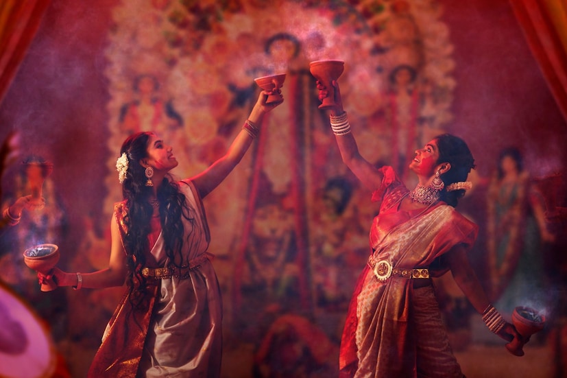 বরণের পরে থাকে সিঁদুরখেলার পর্ব। তার জন্য নিয়ম ও রীতিনীতি মেনে সাজিয়ে নিতে হয় বরণডালা। কী কী রাখবেন বরণডালায়, কীভাবে বরণ করবেন সংসারের মঙ্গলকামনায়, জেনে নিন। বলছেন জ্যোতিষ বিশারদ চক্রপাণি ভাট।