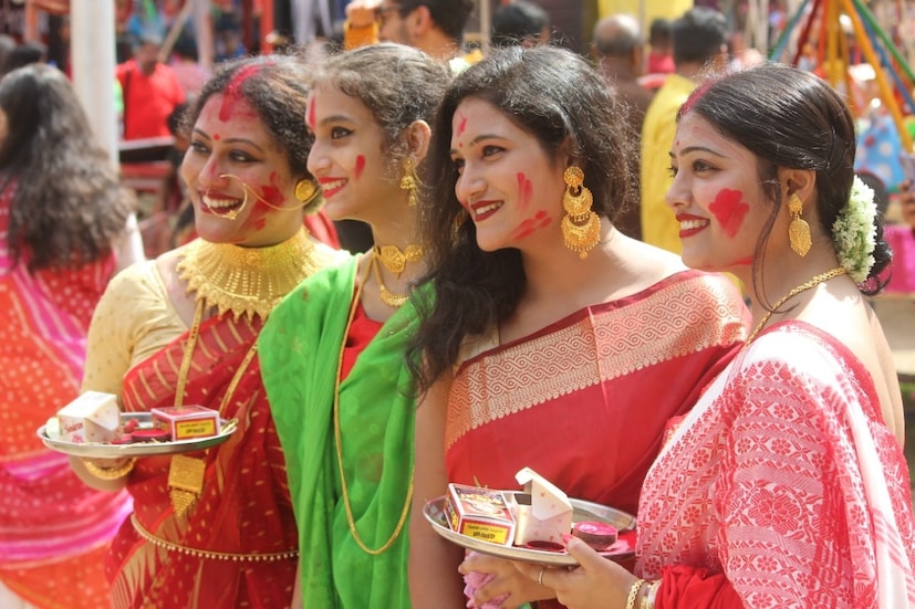 এর পর দেবীকে মিষ্টিমুখ ও জলপান করানোর পর্ব। আগে থেকে বানিয়ে রাখা পানের খিলি দিয়ে দিন বিগ্রহের হাতে।