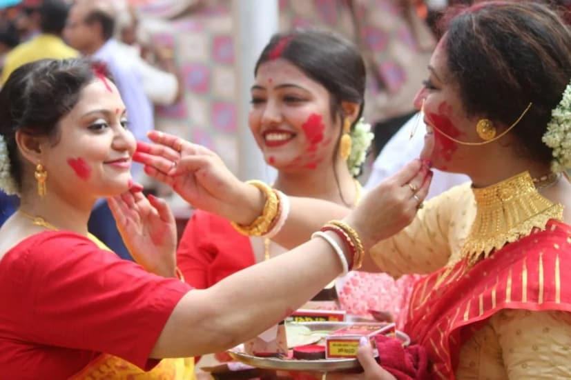 প্রথমে দশভুজার সিঁথি এবং বাঁ হাতের শাঁখায় সিঁদুর দিন। তার পর পরিষ্কার দু’টি পানপাতা দিয়ে মা দুর্গার মুখ মুছিয়ে দিন। তার পর মাতৃজ্ঞানে দেবীর পায়ে ধানদূর্বা দিন। পরে কন্যাজ্ঞানে মাথাতেও ধানদূর্বা দিতে পারেন।