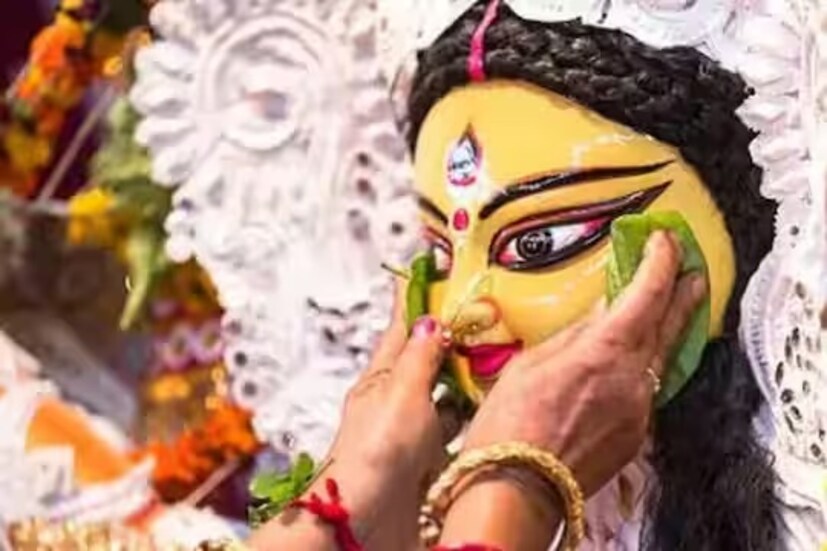 অনেকে বরণডালায় ধূপকাঠি ও প্রদীপও রাখেন। তবে সেক্ষেত্রে ভিড়ের মধ্যে সতর্ক হয়ে বরণ করবেন। 