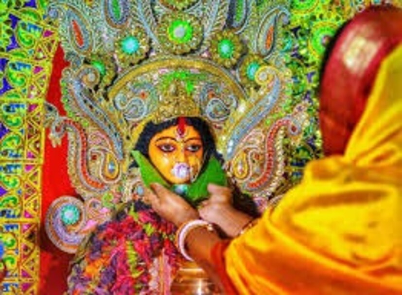 অন্যান্য মাহাত্ম্যময় দিনের মতো এই দিনেও কিছু পালনীয় আচার আচরণ এবং আহারবিধি আছে৷ এই আহারবিধি মূলত তৈরি করা হয় সুস্থতার লক্ষ্যে৷ ধীরে ধীরে এর সঙ্গে যুক্ত হয় জ্যোতিষ অনুষঙ্গ৷ মনে করা হয় এই বিধি পালন না করলে অসুস্থতার আশঙ্কা থাকে৷ অসুস্থ হলে রোগব্যাধিতে অর্থক্ষয় হয়ে হতে পারে৷ ফলে সংসারে দেখা দিতে পারে দারিদ্য৷ তাই বলা হয় রোগ ব্যাধিকে দূরে রেখে সুস্থ থাকতে, সংসারে অর্থাগমন বজায় রাখতে আশ্বিন মাসের বিজয়া দশমী তিথিতে কিছু খাবার বর্জন করতে হবে৷ বলছেন জ্যোতিষ বিশারদ পণ্ডিত কল্কি রাম৷