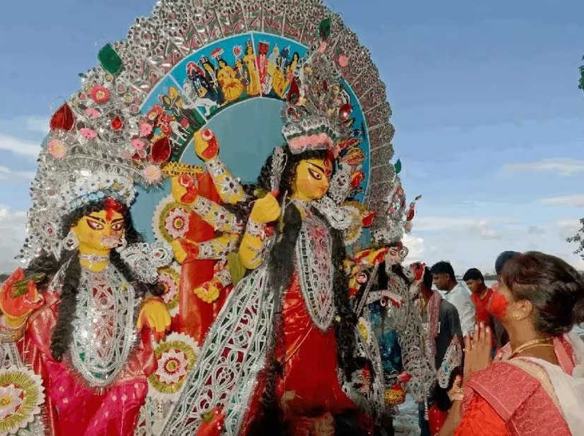 অনেক বাড়িতে দশমী তিথিতে নিরামিষ ভক্ষণের রীতি আছে৷ আবার অনেক পরিবারে গ্রহণ করা হয় মাছ৷ যাঁরা নিরামিষ আহার খান, তাঁরা মাছ মাংস ডিমের সঙ্গে এড়িয়ে চলুন মুসুরডাল, মাসকলাই, পেঁয়াজ, রসুন৷