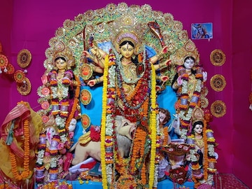 মাকে বিদায় জানাতে চলে এল বিজয়া দশমী! এই দিন ঝটপট করে নিন কিছু উপায়, জীবনে আসবে অপার সাফল্য মাকে বিদায় জানাতে চলে এল বিজয়া দশমী! এই দিন ঝটপট করে নিন কিছু উপায়, জীবনে আসবে অপার সাফল্য
