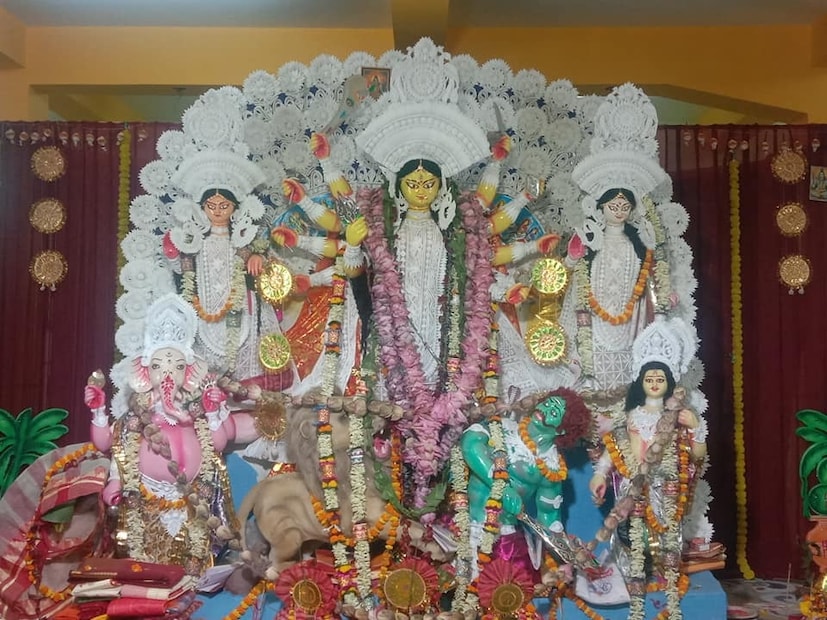 পঞ্জিকা অনুসারে আগামী বছর ১৪৩৩ বঙ্গাব্দের মহালয়া পালিত হবে ১০ অক্টোবর, শনিবার৷ এর পর ষষ্ঠী পড়েছে শুক্রবার, ১৭ অক্টোবর৷ 