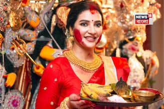 লাল শাড়ি-সোনার গয়না! দশমীতে দেবী বরণ করলেন শুভশ্রী