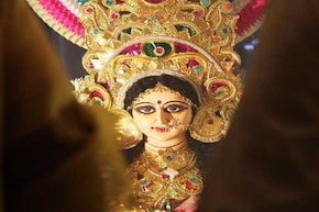 কোন ফলে প্রসন্ন হন মা লক্ষ্মী? কোজাগরী লক্ষ্মীপুজোর আগে জেনে নিন তাঁর প্রিয় ফুল-ফলের নাম