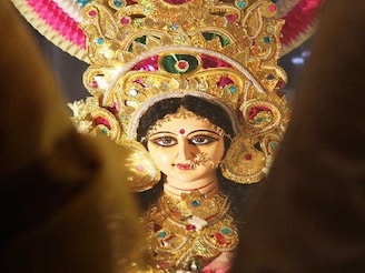 কোন ফলে প্রসন্ন হন মা লক্ষ্মী? কোজাগরী লক্ষ্মীপুজোর আগে জেনে নিন তাঁর প্রিয় ফুল-ফলের নাম