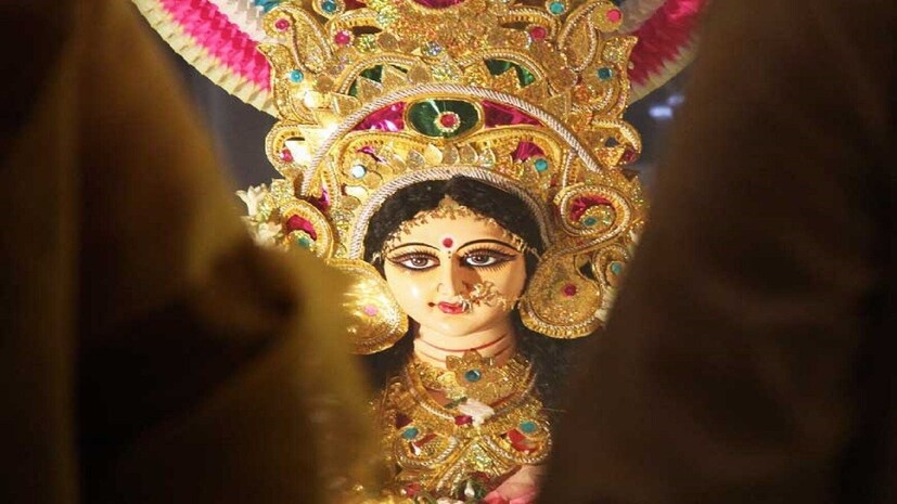 প্রত্যেক বাড়ি তথা পরিবারের প্রচলিত নিয়ম অনুসারে কোজাগরী লক্ষ্মীপুজো করা হয়৷ মনে করা হয় এই তিথিতে দেবীর লক্ষ্মীর পুজো করলে ধনসম্পদে ভরে থাকে গৃহস্থের সংসার৷