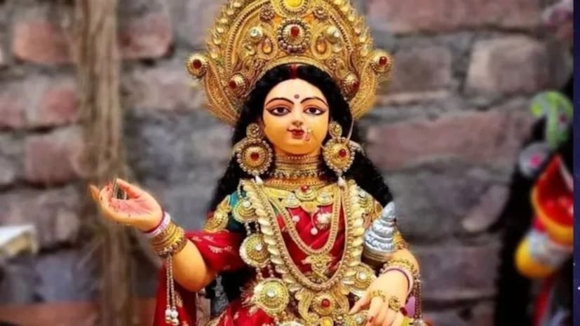 ‘কোজাগরী’ শব্দের অর্থ ‘কে জাগে রে’৷ এই তিথিতে প্রদোষে বা সন্ধ্যাবেলায় দেবীর পুজো করাই প্রচলিত৷ রাত জেগে দেবী লক্ষ্মীর আবাহন তথা আরাধনাই প্রচলিত নিয়ম৷