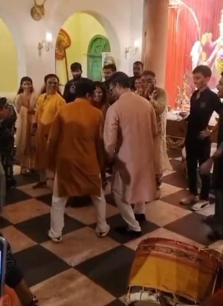 কিন্তু সৌরভ গঙ্গোপাধ্যায়ের সঙ্গে এদিনের নাচে পার্টনার ছিলেন কে? আশেপাশে দেখা গেল না স্ত্রী ডোনা গঙ্গোপাধ্যায়কে। তবে কে নাচের সঙ্গী হলেন মহারাজের? সেখানেই ছিল বিরাট চমক!