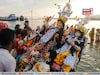 বিদায়বেলায়... একাদশীর সকালেও প্রতিমা নিরঞ্জন বাবুঘাটে! ঘাটে ঘাটে ভিড়, বন্ধ চক্ররেল