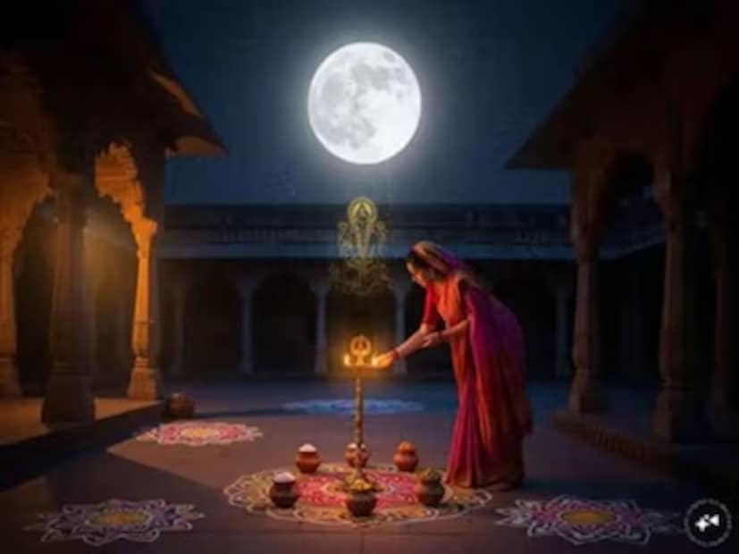 কোজাগরী লক্ষ্মীপুজোর দিন ধূপ, প্রদীপ অবশ্যই এদিন মায়ের ডানদিকে রাখবেন। এছাড়াও এ দিন নিজে লাল বা হলুদ বস্ত্র পরে মায়ের পুজো করবেন।
