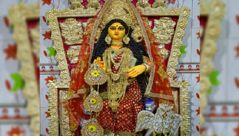 লক্ষ্মীপুজোয় সাদা ফুল একেবারে ব্যবহার করবেন না৷ লাল, গোলাপি কিংবা হলুদ রঙের ফুল মাকে অর্পণ করতে পারেন।