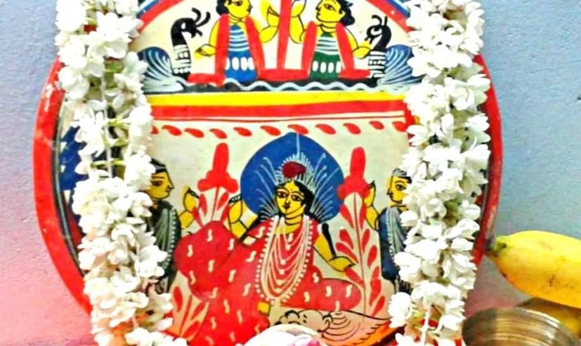 অবশ্যই লক্ষ্মীর পাঁচালি পড়ুন: লক্ষ্মী পুজোর দিন অবশ্যই লক্ষ্মী পাঁচালি পড়ুন। একই সঙ্গে ১০৮ বার গায়ত্রী মন্ত্র জপ করুন। লক্ষ্মী পুজোর দিন বাড়িতে দক্ষিণাবর্ত শঙ্খ স্থাপন করলে বাড়ির মঙ্গল হয়।