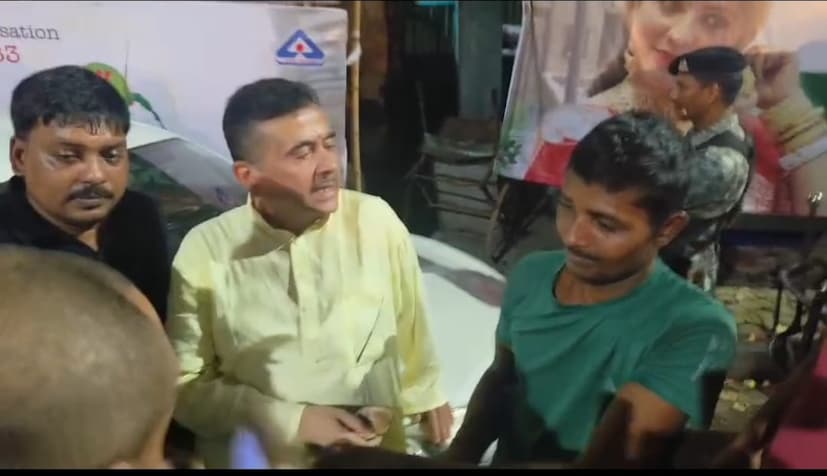 এরপর গতকাল দ্বাদশীতে সন্তোষ মিত্র স্কোয়ারের পুজোর বিসর্জনে গিয়ে কর্মসূচি শেষে কর্মীদের সঙ্গে ফুচকা খেতে দেখা গেল রাজ্য বিধানসভার বিরোধী দলনেতা শুভেন্দু অধিকারীকেও।