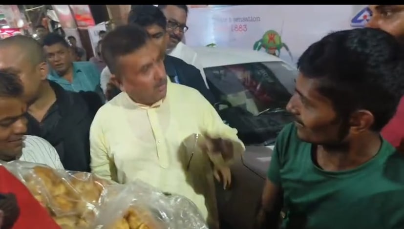 আগামী ২৬ এর নির্বাচনের লক্ষ্যে এ বছরের পুজোকে রাজনৈতিকভাবে বারতি মাত্রায় জনসংযোগের কাজে লাগানোর চেষ্টা করেছে শাসক-বিরোধী উভয়েই। আর সেখানেই চোখে পড়েছে ফুচকা রাজনীতির আভাস।