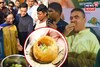 রাজনীতিতে 'ফুচকা'..! অষ্টমীতে মেয়ের সঙ্গে ফুচকা খেলেন অভিষেক, ভাসানে শালপাতা হাতে শুভেন্দু