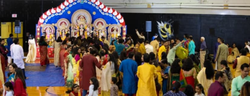 উড়ান বিদেশে আয়োজিত হলেও পুজোর পুরোহিতরা প্রতিটি নিয়ম অক্ষরে অক্ষরে পালন করেন এখানে। মায়ের বোধন থেকে সন্ধিপুজো, চণ্ডীপাঠ, পুষ্পাঞ্জলি বা মায়ের দর্পণ বিসর্জন, সিঁদুর খেলা কিছুই বাদ যায় না। তবে বাকি পুজোর মতো এখানে কোনও মেম্বারশিপ লাগে না - সকলের জন&#x200d;্য একই সুবিধে। আক্ষরিক অর্থেই তাই - আপনারা পাঠকরাও যদি পুজোয় এই চত্বরের আসে পাশে থাকেন এই সময়টা - একবার ঢুঁ মেরে যেতেই পারেন আর প্রবাসী বাঙালিদের অভ&#x200d;্যর্থনায় কোনও খামতি রাখতে চায় না। (ছবি ও তথ্য-- বিশ্বরূপা চৌধুরী, ডেলাওয়ার) 
