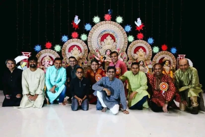 বিগত ১২ বছর ধরে ‘উড়ান’ নামক একটি ক্লাব শারদোৎসবের আয়োজন করে চলেছে প্রবাসী বাঙালিদের জন&#x200d;্য। তবে এই ক্লাব অপেক্ষাকৃত নবীন হলেও আয়োজনের আয়তনে প্রবীণদের সমকক্ষ! এখানে আবালবৃদ্ধবনিতা করজোড়ে একসঙ্গে মায়ের বন্দনা করে ডেলাওয়ারের নেওয়ার্ক শহরের উপকণ্ঠে। উড়ানের আয়োজকরা এবং স্বেচ্ছাসেবক দলের সকল অনুরাগীরা নিজ নিজ কল্পনা খাটিয়ে প্রতি বছর নতুন সাজে সাজিয়ে তোলেন ঊমাকে। সারা বছরের প্রস্তুতি যখন ধীরে ধীরে ফুটে ওঠে তখন পরিতৃপ্ত হাসি প্রসাধন টিমের মুখে যেন অমলিন।