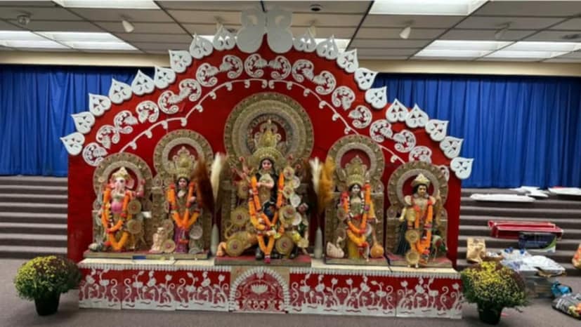 এখানে যদিও শরৎকালের এই সময়টা অনেকটা শীতল হয়ে আসে আর তাই গাছের পাতা পড়ার আগে বিভিন্ন গাছে নানা বিচিত্র রঙের সম্ভার দেখতে পাওয়া যায়, যাকে ফল ফোলিয়েজ বলা হয়ে থাকে। ঢাকে কাঠি পড়তেই আর ইউটিউবে মহালয়ার বীরেন্দ্রকৃষ্ণ ভদ্রের কণ্ঠ শোনামাত্রই বাঙালির মন বিচলিত হবে না-- এ হতেই পারে না। “আশ্বিনের শারদপ্রাতে বেজে উঠেছে আলোকমঞ্জরী”। কলকাতার মতো এখানেও শেষমুহূর্তের প্রস্তুতি তুঙ্গে ছিল ক'দিন। রবিবার শেষ হল উড়ান-এর দুর্গোৎসব ২০২৫। 