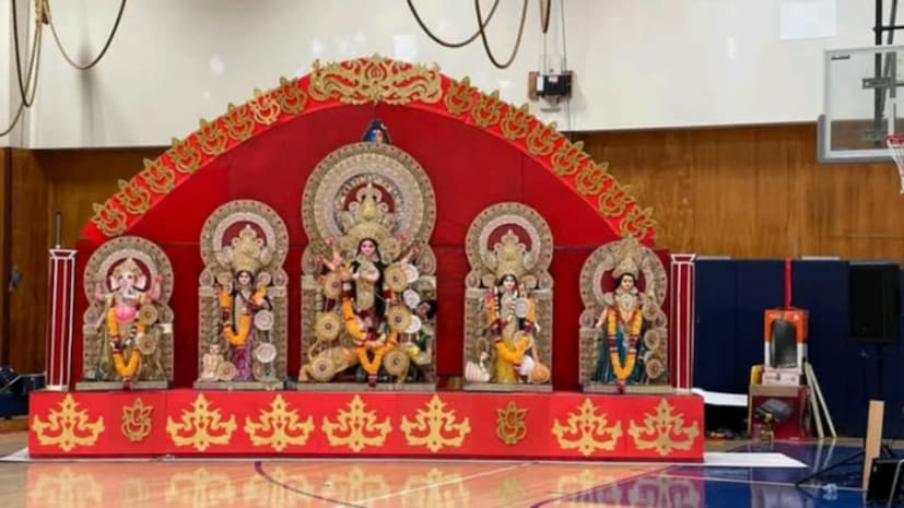 শারদীয়ার এই সময়টায় শরতের আকাশে যখন পেঁজা তুলোর মতো মেঘরাশি ভেসে আসে, সেটা যে শুধু বাংলার আকাশ-বাতাস মুখরিত করে তোলে তা কিন্তু নয় - সুদূর প্রবাসেও সে রকম নয়নাভিরাম সৌন্দর্য দেখা যায় উত্তর আমেরিকার ডেলাওয়ার রাজ্যে। ক্রিস্টিনা নদীর পার বরাবর বোর্ডওয়াক দিয়ে উইলমিংটন শহর থেকে ফিলাডেলফিয়া শহরের দিকে আসতে গেলে কাশ ফুলের সমারোহ দেখতে দেখতে মনটা সকলের অজান্তেই পৃথিবীর অন&#x200d;্য প্রান্তে চলে আসে। (ছবি ও তথ্য-- বিশ্বরূপা চৌধুরী, ডেলাওয়ার) 