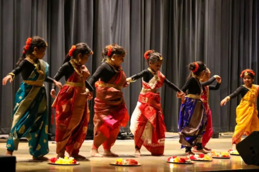 স্থানীয় সাংস্কৃতিক অনুষ্ঠানের বহর এখানেও কিছু কম না। দেশে সারেগামাপা বা ইন্ডিয়ান আইডলের মতো ট&#x200d;্যালেন্ট হান্টে অংশগ্রহণকারী অনেকেই পরে বিদেশে চলে এলে এখানেও তাঁদের চর্চা বজায় রাখেন। তাঁরাই এখানে কচিকাঁচাদের পথপ্রদর্শক। এর সঙ্গে বড়দের এবং ছোটদের জন&#x200d;্য নাটক উপস্থাপনা। নির্দেশক দিনরাত রিহার্সাল করেন আরও নিখুঁত পরিবেশনার জন্য।