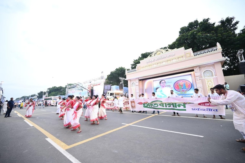 থাকবে সুরুচি সংঘ, চেতলা অগ্রণী, শ্রীভূমি স্পোর্টিং ক্লাব, বেহালা নূতন দল, হাতিবাগান সর্বজনীন, টালা প্রত&#x200d;্যয়, কালীঘাট মিলন সংঘের মতো পুজো কমিটি। কার্নিভাল শেষে প্রতিমা বিসর্জন হয় গঙ্গার বিভিন্ন ঘাটে।