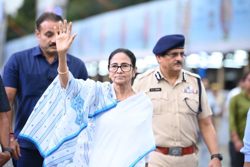 রেড রোডে দুর্গাপুজোর কার্নিভালে উপস্থিত হন মুখ্যমন্ত্রী মমতা বন্দ্যোপাধ্যায়। মঞ্চে অভিনেতা-অভিনেত্রী এবং দলের মহিলা সাংসদ-বিধায়কদের সঙ্গে নৃত্য পরিবেশন মুখ্যমন্ত্রী মমতার। 