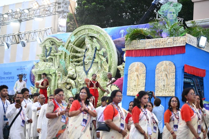 রবিবার তাঁদের ট্যাবলো শোভাযাত্রা করে এগিয়ে যায় গঙ্গার ঘাটের দিকে। বস্তুত, এ বারই প্রথম ১০০ ছাড়াল অংশগ্রহণকারীর সংখ্যা।