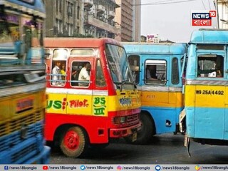 বেলঘরিয়ায় দুটি বাসের রেষারেষি জের,বাসের নিচে বাইক নিয়ে ঢুকে গেল ডেলিভারি বয়,ভর্তি হাসপাতালে,প্রতিবাদে বাস ভাঙচুর,অবরোধ