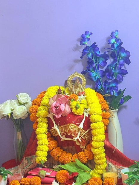 শারদ পূর্ণিমার রাতকে বলা হয় “অমৃতরাত্রি”—এই রাতে চাঁদের আলোয় ভেসে আসে সমৃদ্ধি, আশীর্বাদ আর শান্তি। নিঃশব্দে, আন্তরিকভাবে এই কয়েকটি উপায় মেনে চললে মা লক্ষ্মী নিজেই আসবেন আপনার গৃহে, আর ভরিয়ে দেবেন অর্থ, ঐশ্বর্য ও শুভফলে।