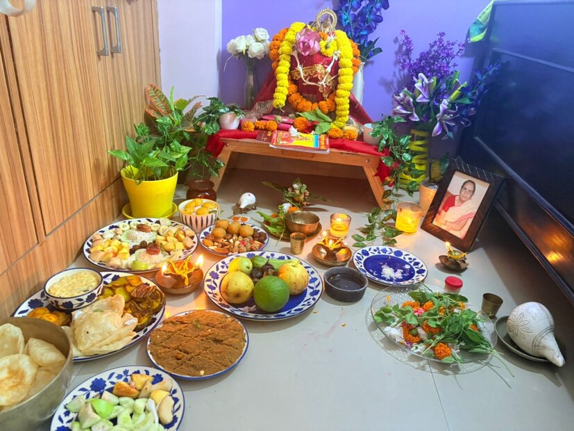 শারদ পূর্ণিমায় দান করার বিশেষ মাহাত্ম্য রয়েছে। বিশ্বাস করা হয়, এই দিনে দান করলে মা লক্ষ্মী নিজেই গৃহে আগমন করেন এবং অশুভ গ্রহের প্রভাব হ্রাস পায়।বিশেষভাবে শুভ মনে করা হয় সপ্তধান্য দান— অর্থাৎ সাত ধরনের শস্য দান করা। তাছাড়া সাদা রঙের দ্রব্য যেমন—সাদা পোশাক, দুধ, চিনি, মুক্তো, সাদা মিষ্টি, চাল, দই ইত্যাদি দান করলেও তা বিশেষ পুণ্যদায়ক।