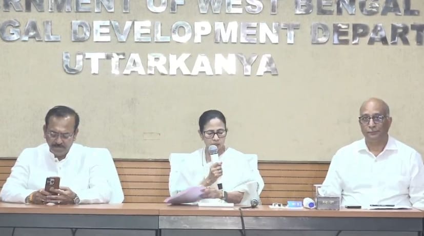 এদিন নাম না করে প্রধানমন্ত্রী মোদিকে কটাক্ষ করতেও ছাড়েননি মমতা। বাংলার মুখ্যমন্ত্রী বলেন, 