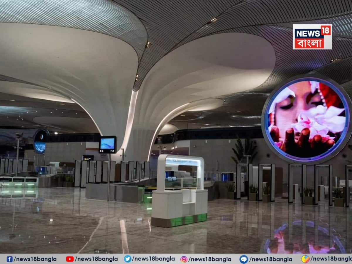 প্রকল্পের আর্থিক দিকটি ২০২২ সালের মার্চ মাসে সম্পন্ন হয়, স্টেট ব্যাঙ্ক অফ ইন্ডিয়া মোট ১৯,৬৪৭ কোটি টাকার প্রকল্প ব্যয়ের মধ্যে ১২,৭৭০ কোটি টাকা অনুমোদন করে। বিমানবন্দরটির একটি অত্যাশ্চর্য পদ্ম আকৃতির নকশা রয়েছে, যা ভারতের জাতীয় ফুলের কথা মনে করিয়ে দেয়। এটি একটি সবুজ বিমানবন্দর যেখানে ৩৭ মেগাওয়াট গ্রিন বিদ্যুৎ ব্যবহৃত হবে। সমস্ত যানবাহন হয় বৈদ্যুতিক হবে অথবা বিকল্প জ্বালানি এবং টেকসই বিমান জ্বালানিতে চলবে। বিমানবন্দরটি পানভেল থেকে ১০ মিনিট দূরে এবং সড়ক, মেট্রো রেল এবং শহরতলির রেলপথের মাধ্যমে সহজেই পৌঁছানো যাবে। বিমানবন্দরটি নবি মুম্বই মেট্রো লাইন ১ এবং মুম্বই মেট্রো লাইন ৮, যাকে গোল্ড লাইনও বলা হয়, এর সঙ্গে সংযোগ স্থাপন করে। 