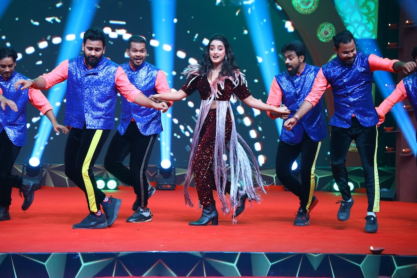 শেষমেশ কে জিতে নিতে পারবে দর্শকের মন,এই নিয়ে চলতে থাকবে চাপা টেনশন। চারজন আলাদা ভাবেই পারফরম্যান্স করবেন, সমসাময়িক গানের সঙ্গেই তাঁরা পা মেলাবেন।